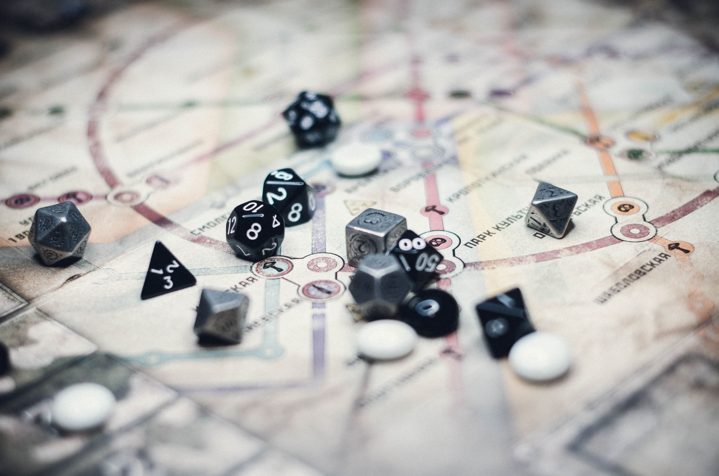 Varios dados de juego sobre un mapa de fantasía dibujado a mano